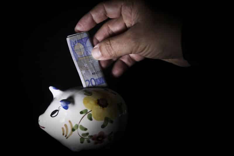Taxa de poupança das famílias desceu "marginalmente" para 4,5% no 1.º trimestre