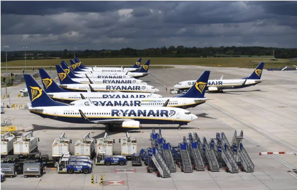 Tripulantes da Ryanair ‘presos’ entre contratos inferiores ao salário mínimo e a emigração