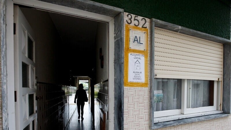 Alojamento local perdeu quase três mil casas em Lisboa e Porto. Oferta para arrendar cresce